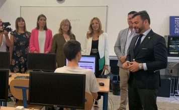 El consejero de Educación y Deporte visita el IES Campanillas de Málaga