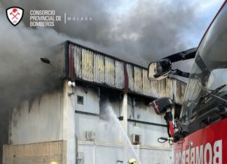 El CPB trabaja en la extinción de incendio que afecta a tres naves industriales en Humilladero
