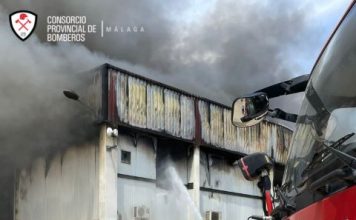 El CPB trabaja en la extinción de incendio que afecta a tres naves industriales en Humilladero