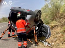 Efectivos del Consorcio Provincial de Bomberos de la Diputación excarcela a una persona atrapada en el interior de un vehículo accidentado en La Viñuela