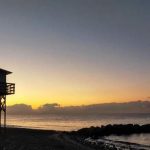 Muere una mujer de unos 50 años tras ser hallada flotando en una playa de Rincón de la Victoria