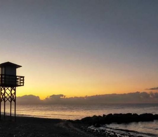 Muere una mujer de unos 50 años tras ser hallada flotando en una playa de Rincón de la Victoria