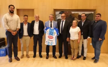 El presidente de la Diputación recibe a la junta directiva del Club Balonmano Ciudad de Málaga al término de la temporada 2021-2022