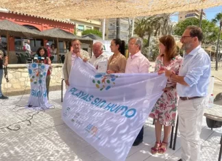 Andalucía amplía su red de espacios sin humo en playas y piscinas andaluzas