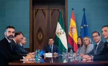 El presidente de la Junta, Juanma Moreno, preside en el Palacio de San Telmo la constitución de la Comisión de Seguimiento de la Sequía