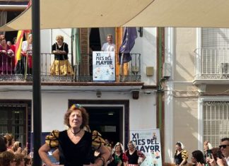 Pizarra acoge el desfile final de ‘Mayores de la Costura’ con los trajes confeccionados por medio centenar de vecinas para sus fiestas patronales