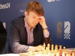 El campeón de ajedrez Nikita Vitiugov busca la jugada maestra en La Térmica