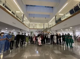 Alumnos y alumnas del conservatorio profesional de música Manuel Carra acercan la navidad al Hospital Clínico de Málaga