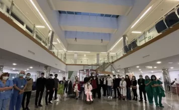 Alumnos y alumnas del conservatorio profesional de música Manuel Carra acercan la navidad al Hospital Clínico de Málaga