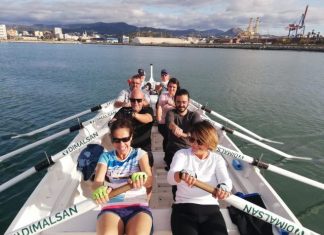Más de 200 personas disfrutan de la Senda Azul y de la experiencia de remar en jábegas en el litoral malagueño