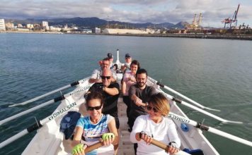 Más de 200 personas disfrutan de la Senda Azul y de la experiencia de remar en jábegas en el litoral malagueño