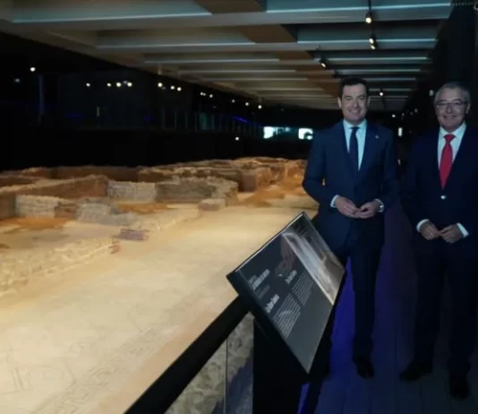 El presidente de la Junta, Juanma Moreno, visita el yacimiento de la Villa Romana Antiopa en Rincón de la Victoria