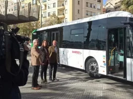La Junta incorpora un nuevo autobús en la línea Málaga-Cártama adaptado a personas con movilidad reducida