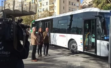 La Junta incorpora un nuevo autobús en la línea Málaga-Cártama adaptado a personas con movilidad reducida