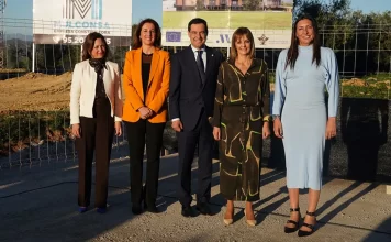 Juanma Moreno en el Acto de la primera piedra del nuevo centro ocupacional de Alhaurín el Grande
