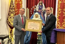Salado entrega la Medalla de la Diputación a María Santísima de los Desamparados de Vélez-Málaga