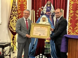 Salado entrega la Medalla de la Diputación a María Santísima de los Desamparados de Vélez-Málaga