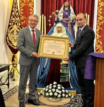 Salado entrega la Medalla de la Diputación a María Santísima de los Desamparados de Vélez-Málaga