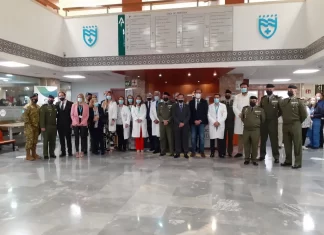 Los menores ingresados en el Hospital Materno Infantil reciben la visita de la Brigada Paracaidista y las Reales Cofradías Fusionadas