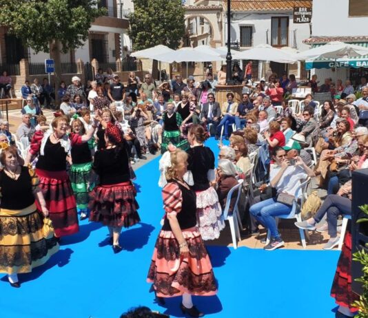 La Diputación celebra en Comares el desfile final de Mayores de la Costura con los trajes confeccionados por medio centenar de mujeres