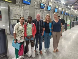 Niña togolesa vuelve a su país tras recibir tratamiento médico en Málaga