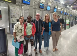 Niña togolesa vuelve a su país tras recibir tratamiento médico en Málaga