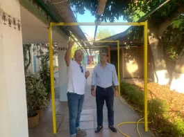 El delegado de Desarrollo Educativo realiza una visita técnica a los trabajos para la retirada de amianto en el IES Sierra Bermeja