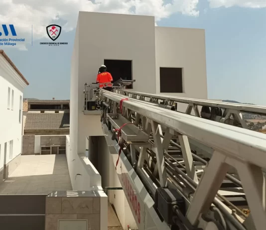 El Consorcio Provincial de Bomberos ayuda a evacuar a un obrero con fractura de tibia y peroné en Ronda