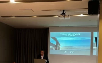 Turismo Costa del Sol, asociaciones turísticas y ayuntamientos costeros abordan en la primera reunión de la Mesa de Playas los principales problemas del litoral malagueño
