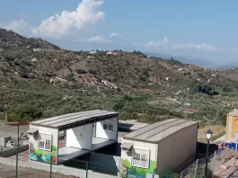 Monda denuncia el retraso en la instalación de dos aulas prefabricadas del colegio público del municipio