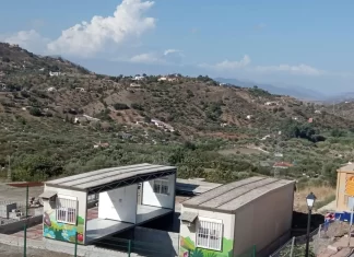 Monda denuncia el retraso en la instalación de dos aulas prefabricadas del colegio público del municipio