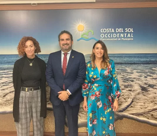 La Mancomunidad de Municipios de la Costa del Sol Occidental y el CMMA analizan en una reunión el proyecto para unir por barco las localidades costeras