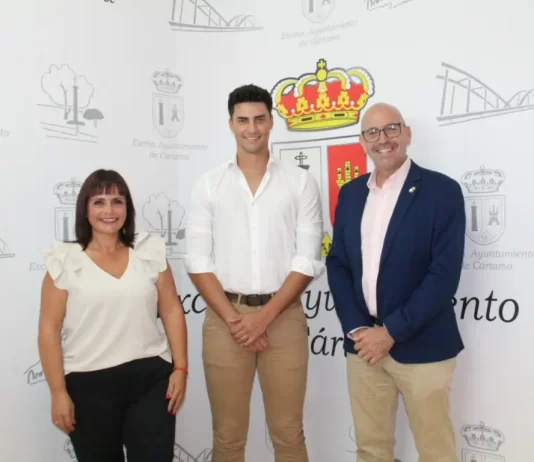 Recepción en el Ayuntamiento del cartameño Pedro Cordero, que participará en el certamen Míster RNB España