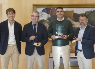 Francisco Salado recibe en la Diputación a Adrián Miramón, siete veces campeón del mundo de remo de mar