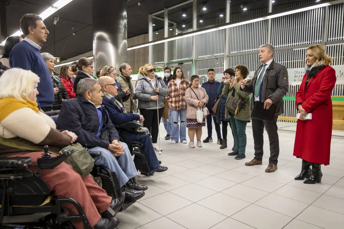 Metro de Málaga muestra su accesibilidad a las asociaciones de personas con discapacidad