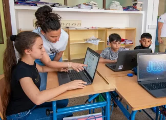 Educación destina 32,3 millones a equipar con dispositivos digitales a más de 1.400 centros docentes andaluces
