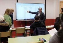 Educación forma en competencias tecnológicas a 900 personas en riesgo de exclusión digital en la provincia