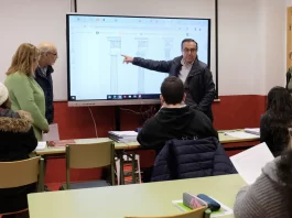 Educación forma en competencias tecnológicas a 900 personas en riesgo de exclusión digital en la provincia