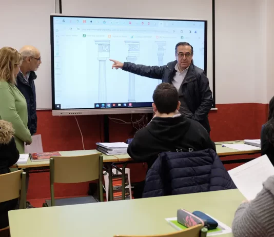 Educación forma en competencias tecnológicas a 900 personas en riesgo de exclusión digital en la provincia