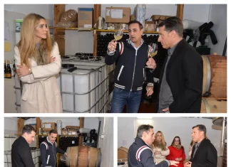 El alcalde de Torrox visita la bodega Viñedos de la Axarquía en El Pontil