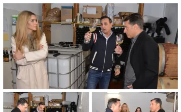 El alcalde de Torrox visita la bodega Viñedos de la Axarquía en El Pontil