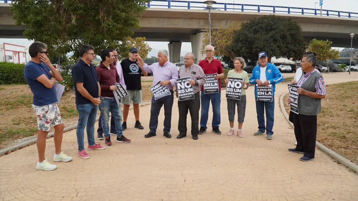 El PSOE exige al Ayuntamiento medidas para acabar con los aparcamientos ilegales en el entorno de San Julián