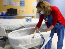 El Hospital Materno Infantil instala una cuna de abrazos para facilitar el duelo perinatal a las familias