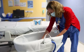 El Hospital Materno Infantil instala una cuna de abrazos para facilitar el duelo perinatal a las familias