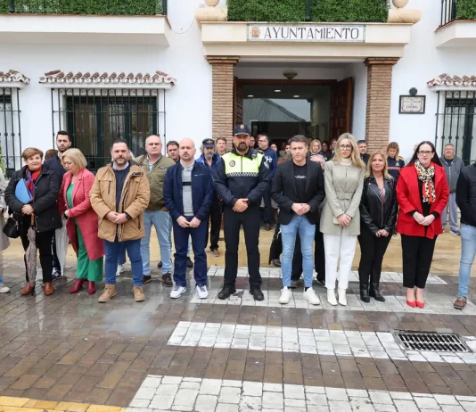 Torrox condena con un minuto de silencio la muerte de dos guardias civiles en Barbate