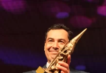 Juanma Moreno recibe el título ‘Nazareno del Año de Honor’ en la entrega de los Premios Cofrades Ciudad de Marbella