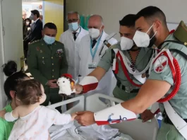 El Hospital Materno Infantil de Málaga recibe la visita de La Legión y la Congregación de Mena