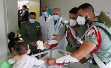 El Hospital Materno Infantil de Málaga recibe la visita de La Legión y la Congregación de Mena