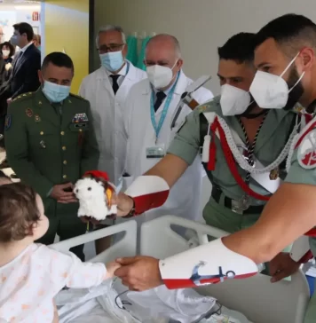 El Hospital Materno Infantil de Málaga recibe la visita de La Legión y la Congregación de Mena