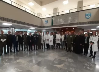 El Materno Infantil de Málaga recibe la visita de la Brigada paracaidista Almogávares VI y las Reales Cofradías Fusionadas